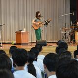 栃木県未来大使サトウヒロコさんが壬生中で講演　「夢」講座、生演奏も披露