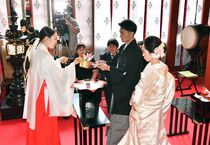 コロナで諦めた結婚式が実現　日光