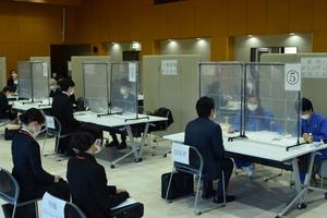 企業などの担当者と求職者が一堂に会した面接会＝１１日午後、県総合文化センター