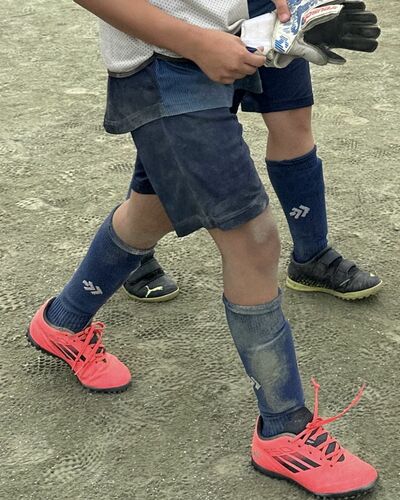 サッカーの練習に励む息子たち