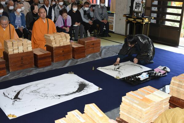 書道パフォーマンスを行う荒川さん