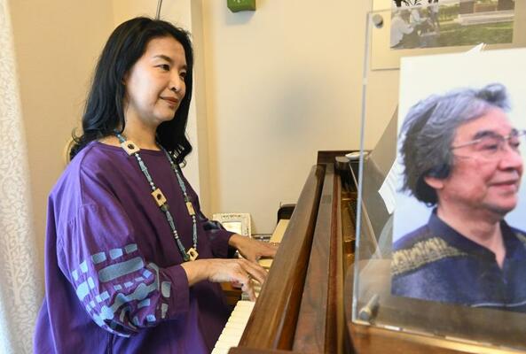 寺島尚彦さんも使用したというピアノを弾く夕紗子さん＝６月上旬、東京都