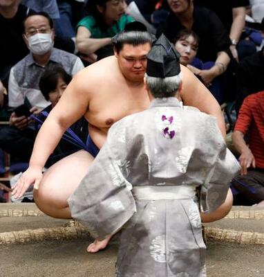 　琴桜の休場で不戦勝となり、勝ち名乗りを受ける大の里＝両国国技館
