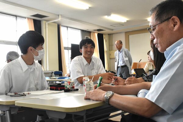 定住促進策について意見を交わす懇談会委員と那須拓陽高の生徒