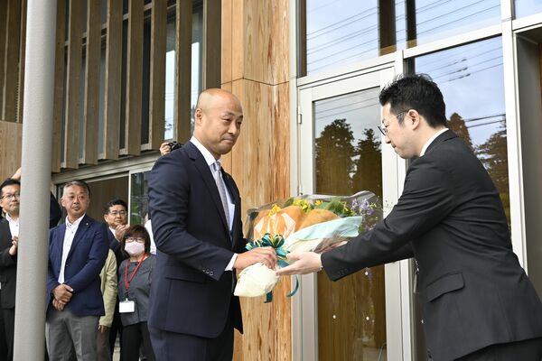 初登庁し花束を贈られる瀬高市長（左）