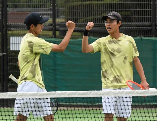 男子ダブルス決勝　連続ポイントでゲームを奪いガッツポーズする足大付の床井（右）と堂垣＝県総合運動公園テニスコート