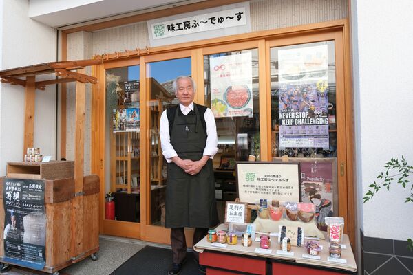 店頭に立つ製造担当の吉田茂隆さん