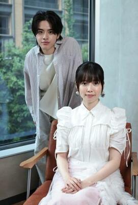 　ＩＳＳＥＩ（左）と島崎遥香