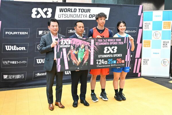 世界ツアーの開幕戦をPRする佐藤市長(左端)ら=6日午後、東京都中央区