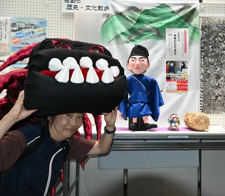 人形劇で使う手作りの秀郷とムカデの人形