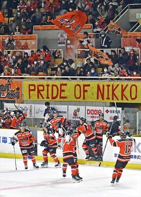 ＰＳ戦で安養に勝利し、歓喜するバックスの選手やファンら＝25日午後４時35分、日光市所野
