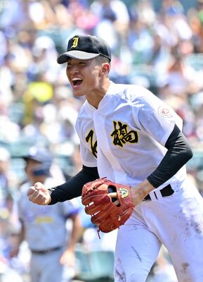 ４回、２死満塁のピンチを三振で切り抜け、ほえる石橋の入江＝甲子園球場