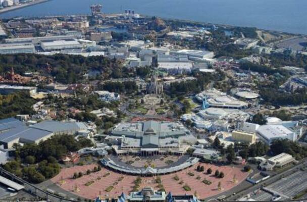 東京ディズニーランド(手前)と東京ディズニーシー(左奥)=3月、千葉県浦安市
