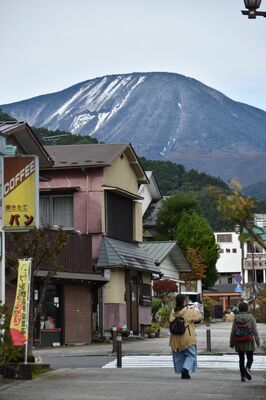 初冠雪した男体山＝25日午前８時50分、日光市相生町