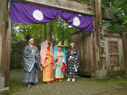 国内在住の外国人を対象に実施したモニターツアーの様子（野岩鉄道提供）