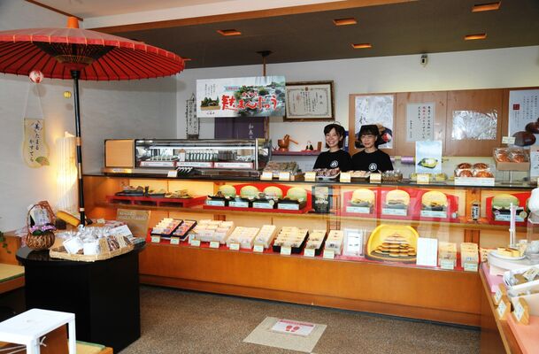 和の雰囲気の中に多彩な菓子が並ぶ店内