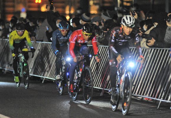 ゴールスプリント勝負で優勝を飾ったブリッツェンの小野寺＝東京都千代田区丸の内の行幸通り特設周回コース