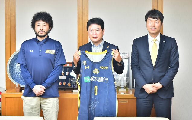 佐藤市長（中央）を表敬訪問したブレックスの藤本社長（右）と田臥主将＝宇都宮市役所