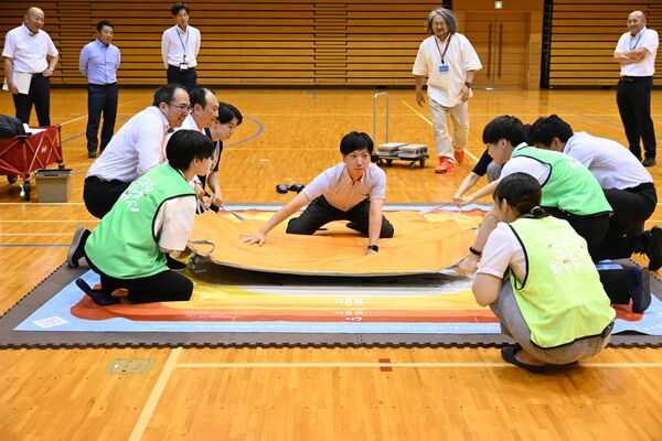 地震の揺れを体感できるマット「ＹＵＲＥＴＡ」を体験する訓練参加者