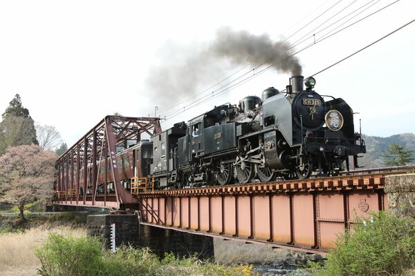 保火作業の燃料の一部をバイオ燃料に置き換えるＳＬ大樹（東武鉄道提供）