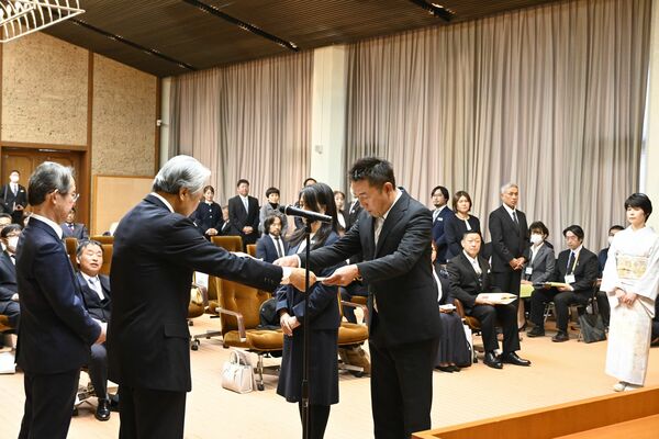 認定証書を受け取る新農業士(右)=1月7日午後、栃木県公館