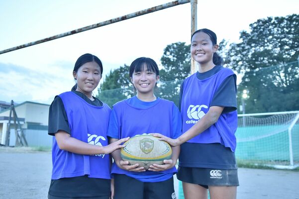 ラグビーの全国中学生大会に初出場する佐野高付の（右から）池田、藤本、亀田＝佐野高グラウンド