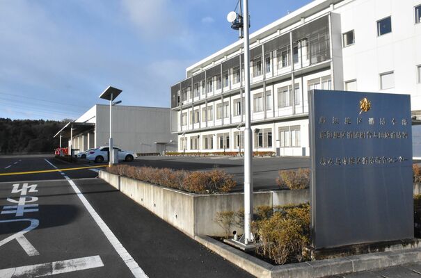 消防車両の火災があった大田原消防署の車庫（左奥）