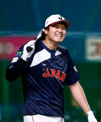 打撃練習中に笑顔を見せる大谷=バンテリンドーム