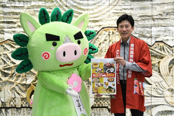 長崎・鹿児島展をＰＲする津田事務局長とぐりぶー