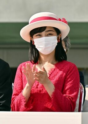 第77回国民体育大会「いちご一会とちぎ国体」閉会式に出席した佳子さま＝11日午前10時10分、カンセキスタジアムとちぎ