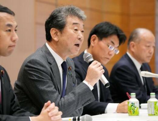 総会後、記者会見する自民党の「責任ある積極財政を推進する議員連盟」の中村裕之共同代表(左から2人目)=17日午後、国会