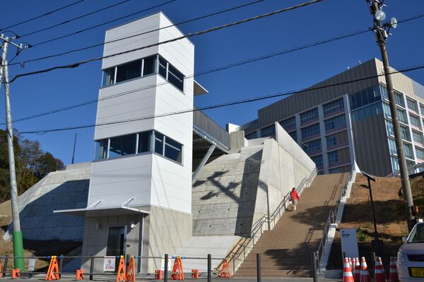 59段の階段脇に完成したエレベーター棟