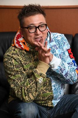 インタビューに答える福田監督＝都内