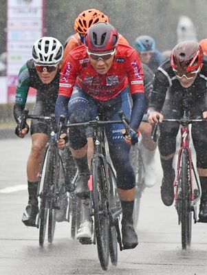 ４位に入賞した宇都宮ブリッツェンの小野寺（手前）＝清原工業団地周辺特設コース