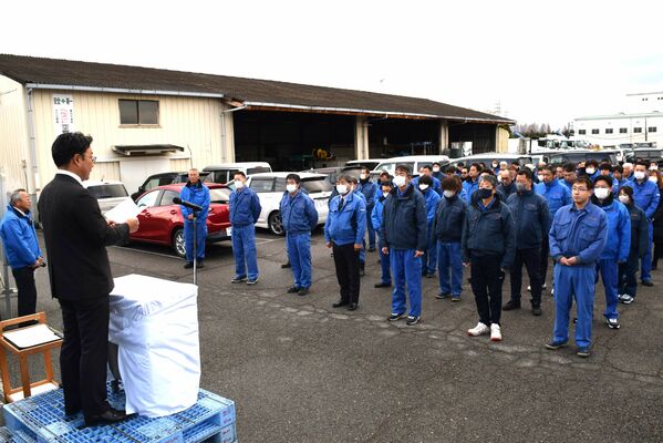 仕事始め式で増山社長のあいさつを聞く増山貨物自動車の従業員＝４日午前、宇都宮市