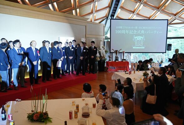 壇上に立つバックスの元選手たち＝15日午後、日光市山内