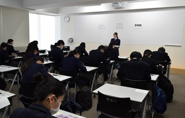 下野新聞模擬テストを受ける生徒たち＝31日午後、宇都宮短大付属高