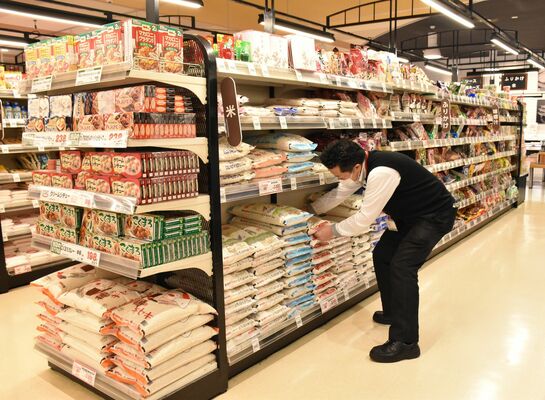 オータニ宇都宮駅東店のコメ売り場。価格は備蓄米放出前と変わっていないという＝８日午後、宇都宮市今泉４丁目
