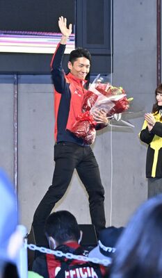 引退を発表し拍手で見送られるブリッツェンの小野寺＝オリオンスクエア