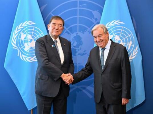 　国連のグテレス事務総長（右）と握手する石破首相＝２３日、米ニューヨークの国連本部（代表撮影・共同）