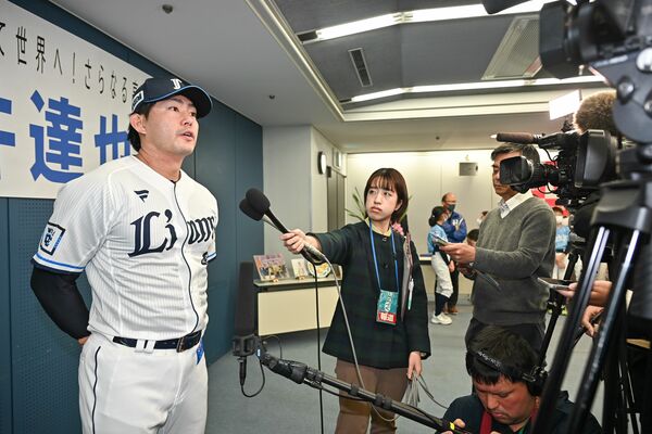 委嘱状交付式終了後、取材に応じる今井投手（左）＝26日午後、鹿沼市坂田山２丁目