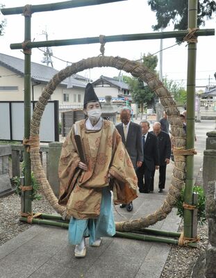 浅沼八幡宮の恒例行事「茅の輪くぐり」