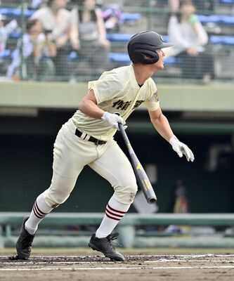 １回、作新の小川亜が先制の左前適時打を放つ＝エイジェック