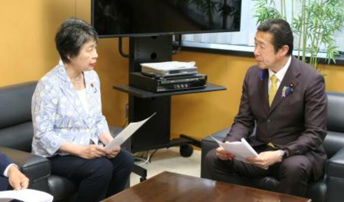 　黄川田男女共同参画相（右）に要望を伝える、自民党の「性暴力のない社会の実現を目指す議員連盟」会長の上川陽子衆院議員＝１３日午後、内閣府