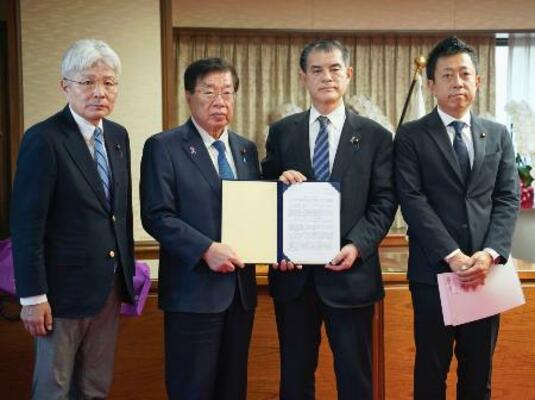 　再審制度の早期見直しを求め、平口法相（左から２人目）に要望書を手渡す超党派の国会議員連盟メンバー＝１４日午後、法務省