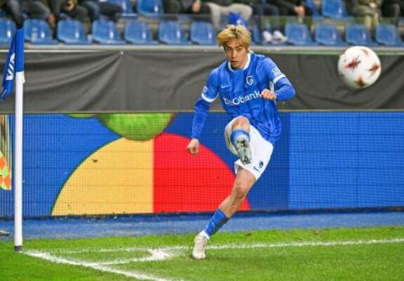 ディナモ・ザグレブ戦でプレーするゲンクの伊東=ゲンク(共同)