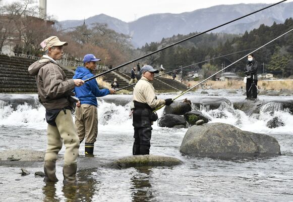 箒川で渓流釣りを楽しむ人たち