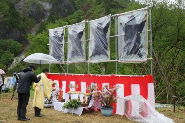 　山形県小国町で開かれた「小玉川熊まつり」＝４日午前