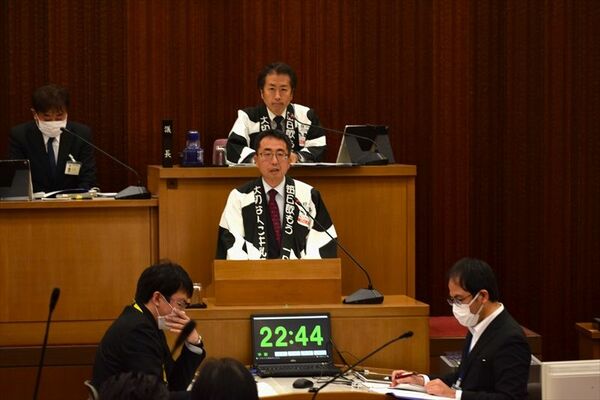 乳牛の柄の法被姿で議会に臨んだ斎藤市長（中央）と佐貫議長