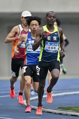 10区で区間賞に輝いた壬生のベンジャミン（右）＝カンセキスタジアムとちぎ